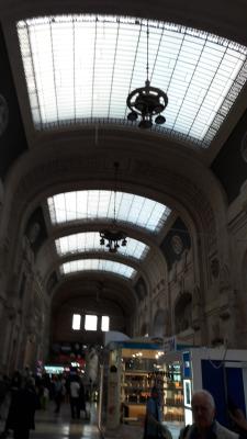 die Haupthalle, links gehts in Richtung Ausgang, rechts Richtung Z&uuml;ge und in der Mitte sind Rolltreppen in Richtung zwei weiterer unterer Etagen